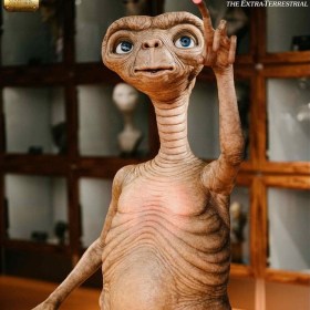 E.T. The Extra-Terrestrial Life-Size Statue by Elite Creature Collectibles